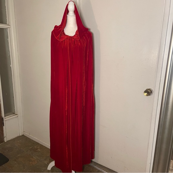 sumptuous RED VELVET Cape - Picture 3 of 9